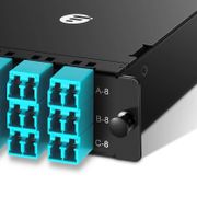 Cassette FHD® MTP®-LC, OM4 Multimode, Universelle, 24 Fibres, 3 x MTP®-8 (mâle) vers 12 x LC Duplex (aqua), 0,35 dB Max. Cette image concerne FHD-3MTP12LCOM4U.