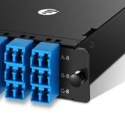 FHD™ MTP®-LCカセット、OS2シングルモード、ユニバーサル、24芯、3 x MTP®-8(オス)- 12 x シャッター付きLCデュプレックス(ブルー)、最大0.35dB この写真はFHD-3MTP12LCOS2Uに関するものです。