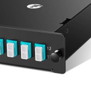 FHD™ MTP®-LCカセット、OM4マルチモード、ユニバーサル、12芯、MTP®-12(オス)- 6 x LCデュプレックス(アクア)、最大0.35dB この写真はFHD-1MTP6LCDOM4Uに関するものです。