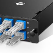 FHD™ MTP®-MDCカセット、OS2シングルモード、Type A、48芯、4 x MTP®-12(オス)- 8 x MDC 3ポートデュプレックス(ブルー)、0.35dB最大IL この写真はFHD-4MTP8MDC3PDOS2Aに関するものです。