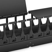 Organizador de cables vertical de un solo lado, 42RU, dedo de radio de curvatura, ancho de 3.5 pulgadas Esta imagen trata sobre CMV-SFD42U9W.