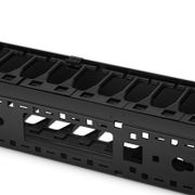 Organizador de cables vertical de un solo lado, 42RU, dedo de radio de curvatura, ancho de 3.5 pulgadas Esta imagen trata sobre CMV-SFD42U9W.