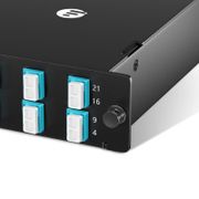 FHD™ MTP®-LCカセット、OM4マルチモード、ユニバーサル、16芯、2 x MTP®-8(オス)- 8 x LCデュプレックス(アクア)、最大0.35dB この写真はFHD-2MTP8LCDOM4Uに関するものです。