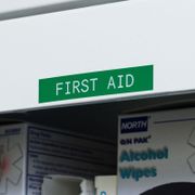 Etiquetas de panel/superficie de 0,375 pulg. de ancho x 252 pulg. de largo con cinta para impresoras M210 y M211, etiqueta continua/cartucho, blanco sobre verde Esta imagen trata sobre M21-375-595-GN.