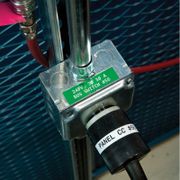 Etiquetas de panel/superficie de 0,375 pulg. de ancho x 252 pulg. de largo con cinta para impresoras M210 y M211, etiqueta continua/cartucho, blanco sobre verde Esta imagen trata sobre M21-375-595-GN.