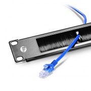 Panel ciego pasante, tira de cepillo, 1RU de 19 pulgadas de ancho Esta imagen trata sobre CMH-B1U.