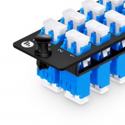 Panel de adaptadores de fibra FHD®, 24 fibras OS2 monomodo, 12 x adaptador LC UPC Dúplex (azul), manga de cerámica Esta imagen trata sobre .