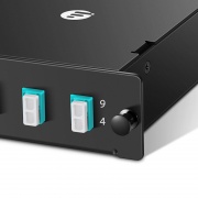 FHD™ MTP®-LCカセット、OM4マルチモード、ユニバーサル、8芯、MTP®-8(オス)- 4 x LCデュプレックス(アクア)、0.35dB最大IL この写真はFHD-1MTP4LCDOM4Uに関するものです。